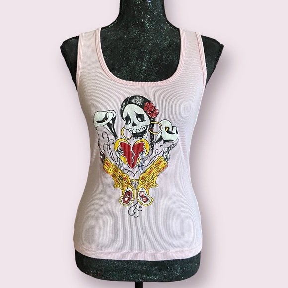 La Pachuca Tops - La Pachuca Pink Ribbed Graphic Tee with Skull and Pistols